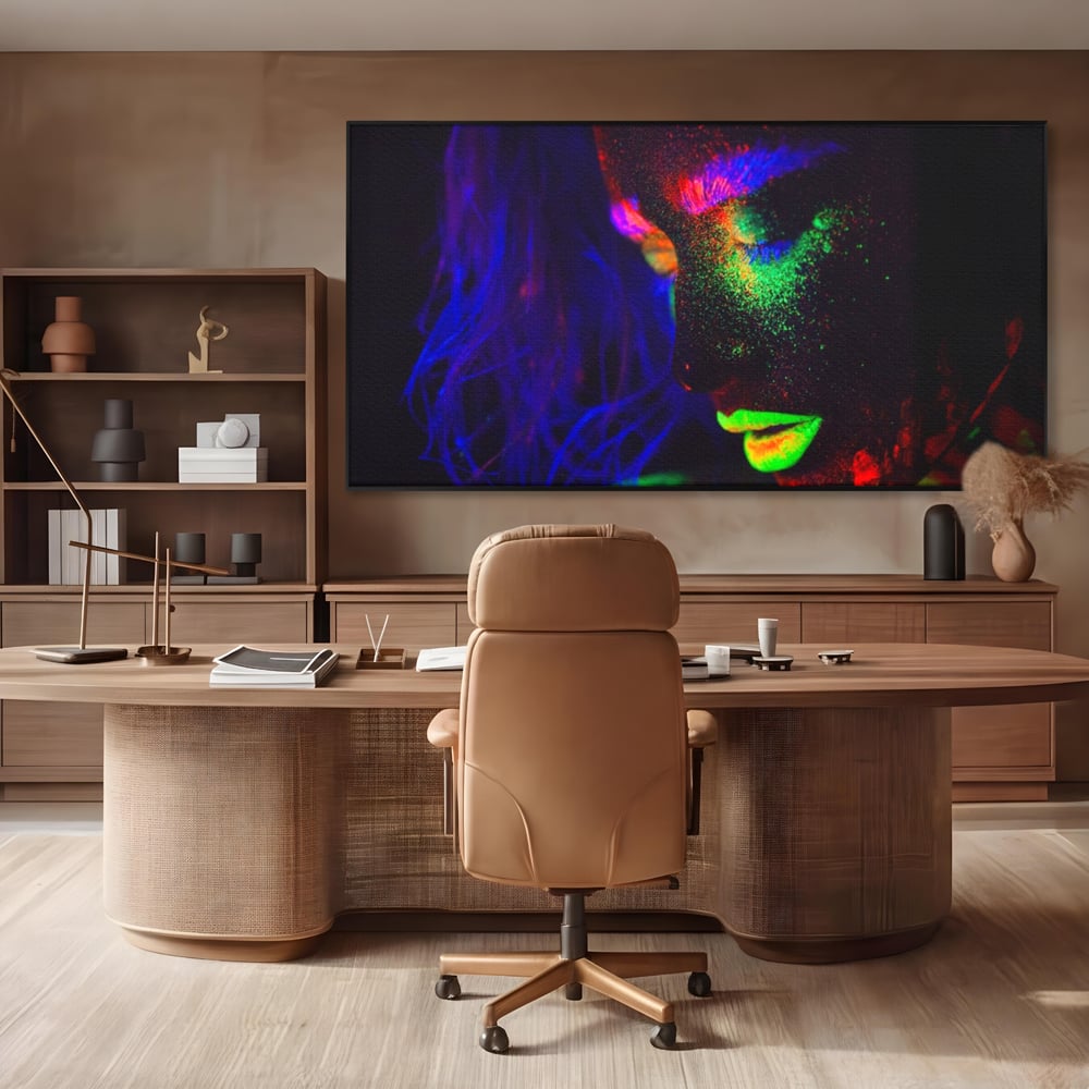 Tablou canvas cu tablou canvas cu fata in culori neon, in rama de aluminiu negru, pe perete intr-un birou